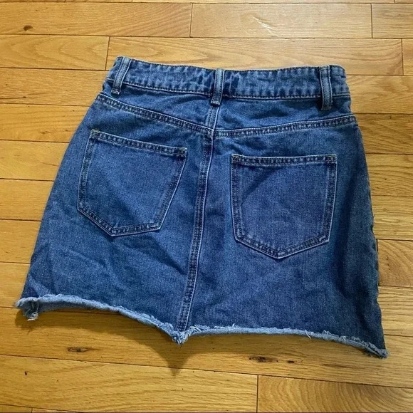 🛍3/$30 Forever 21  women’s blue denim raw edge skirt in‎ size small - Picture 2 of 5